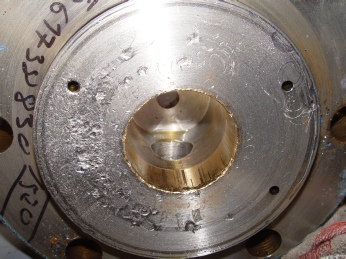 Beschädigte Bodenfläche einer Hydraulikkomponente